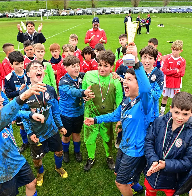 bambini che esultato per un torneo vinto di calcio