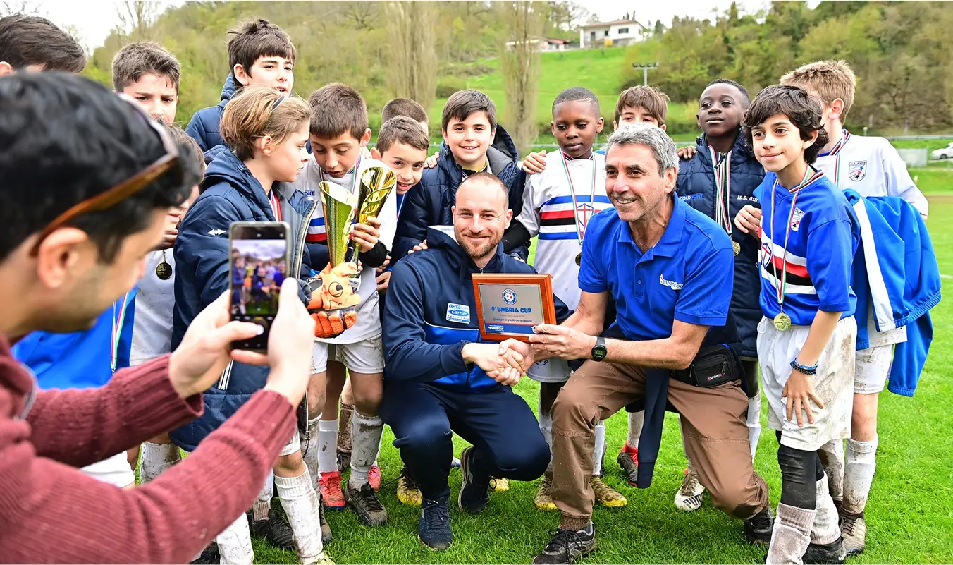 foto di gruppo di un torneo di calcio giovanile